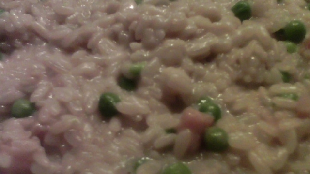Risotto con piselli e cubetti di crudo