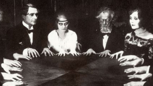 Torino: con la scusa delle sedute spiritiche abusavano di diverse donne