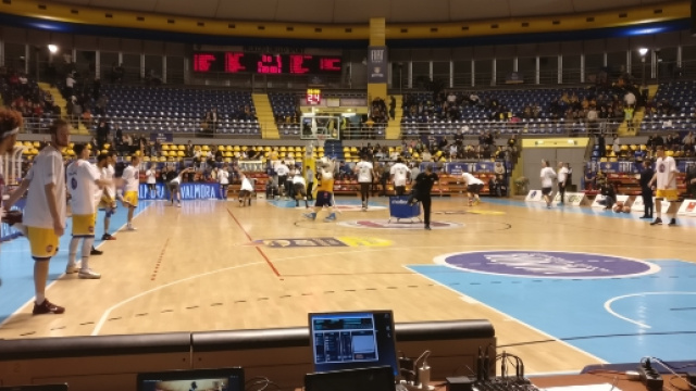 Ultime fasi di riscaldamento, tra meno di 20' la palla a due.