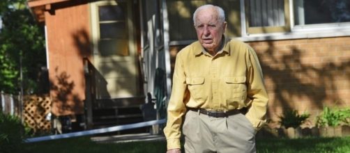 Michael Karkoc en su jardin de casa en Minnesota