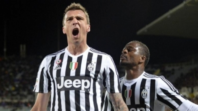 Evra et son ancien co&eacute;quipier Mario Mandzukic sous les couleurs de la Vieille Dame.