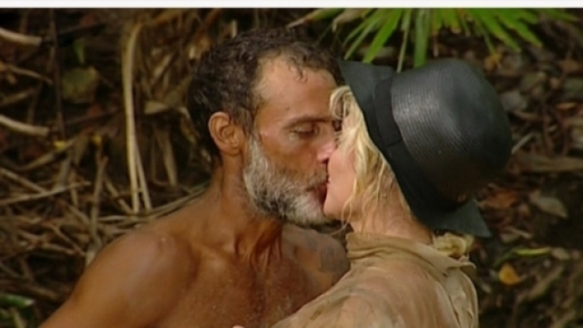L'Isola dei Famosi 2017, Raz e Paola si baciano: ecco la frase detta all'orecchio