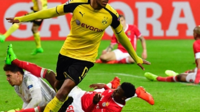 Le Parisien : Pierre-Emerick Aubameyang, l'attaquant gabonais du Borussia c&eacute;l&egrave;bre son tripl&eacute; face &agrave; Benfica, le 8 mars 2017 &agrave; Dortmund.