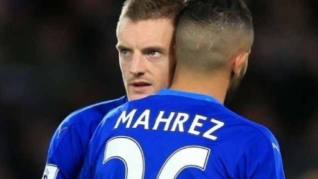 Mahrez, obiettivo della Juventus, abbraccia il compagno di squadra Vardy