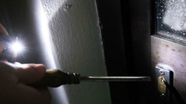 Milano, nomade rischia di partorire nella casa che sta svaligiando