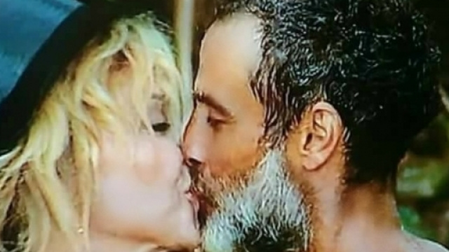#RazDegan e #PaolaBarale si baciano in diretta, all'#Isola. #BlastingNews