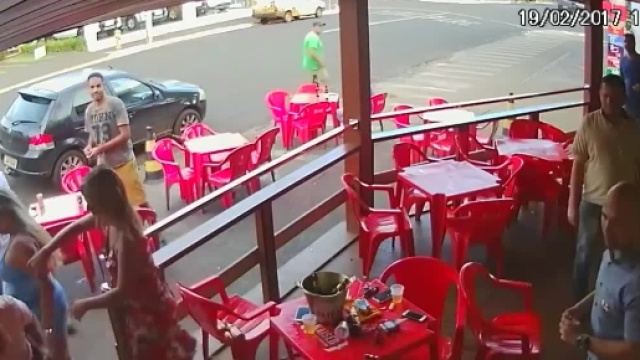 Scopre compagno e amante in un bar: li picchia