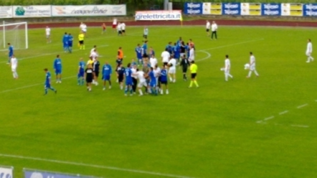 Una rissa su un campo di calcio, un'immagine violenta sempre pi&ugrave; frequente nei campionati minori