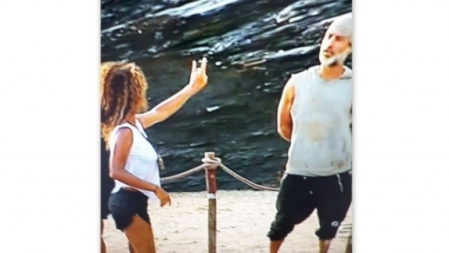 Brutto gesto di Samantha De Grenet contro Raz Degan