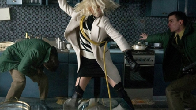 Entrare troppo nella parte, specie in una scena di schiaffi e botte, pu&ograve; avere qualche controindicazione e CharlizeTheron lo sa. Foto: youtube.