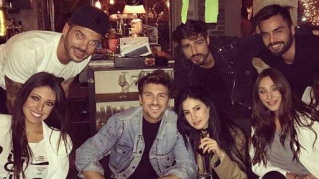 Foto di gruppo per i protagonisti del trono classico: Claudio e Mario restano distanti
