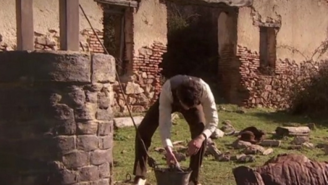 Il Segreto, anticipazioni marzo 2017: Elias trova delle ossa in un pozzo di Los Manantiales