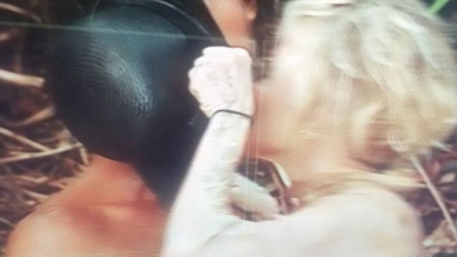 Isola, Raz Degan vede Paola Barale e scatta il bacio in diretta - leggo.it