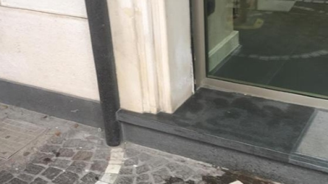 Le immagini del gesto indecoroso.
