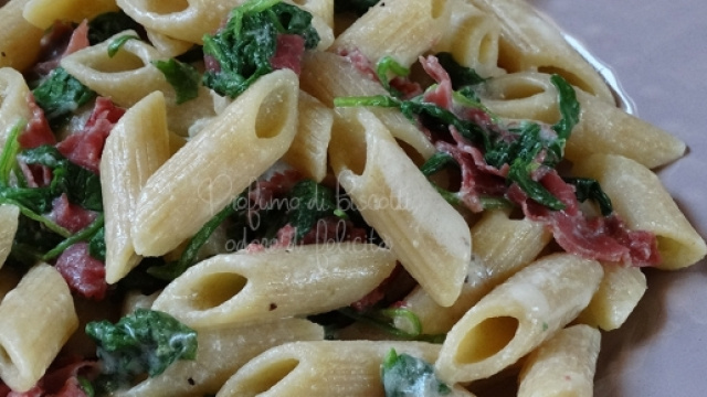 Penne con panna, speck e rucola