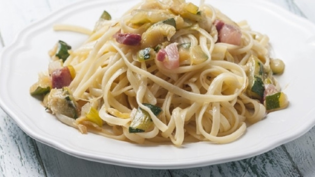 Spaghetti con cotto, formaggio spalmabile alle erbette e zucchine - fidelityhouse.eu