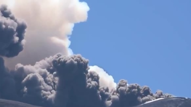 Etna, esplosione provoca dieci feriti