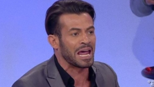 Gianni Sperti perde la calma e si arrabbia.