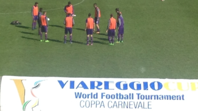 Giocatori della Fiorentina nel riscaldamento pre-gara