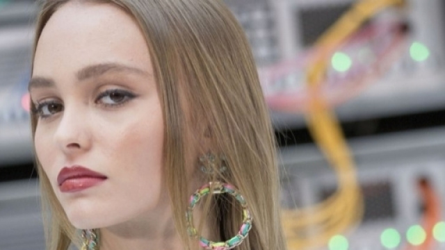 Lily-Rose Depp reine du frow row du d&eacute;fil&eacute; Chanel &agrave; Paris - puretrend.com