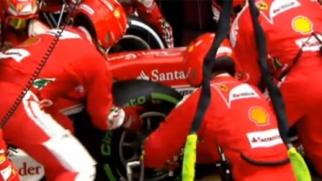 Pit stop nel box della Ferrari