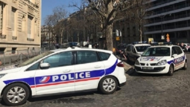polizia francese presente nell'edificio colpito