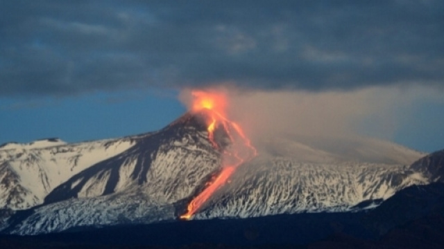 Prosegue l'eruzione dell'Etna dopo la calma notturna