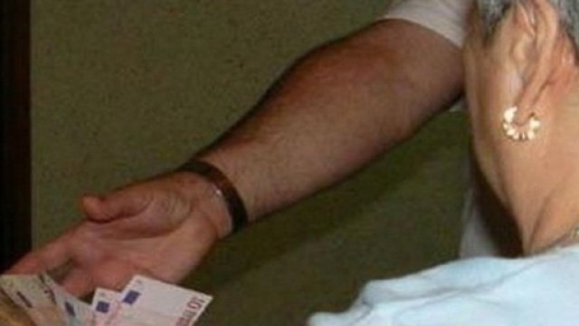 Raggira anziana facendosi nominare erede universale: un arresto a Rovigo