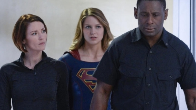 Supergirl con sua sorella Alex e J'onn, in aspetto umano (tvguide.com)