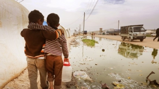 Una commovente immagine della guerra siriana dove i bambini sono tra le vittime principali
