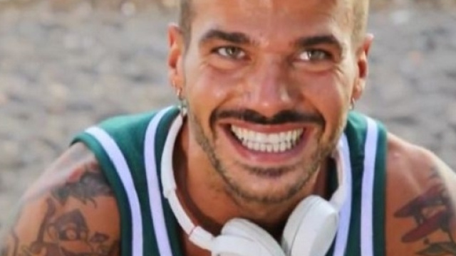 Claudio Sona canta 'Non amarmi'