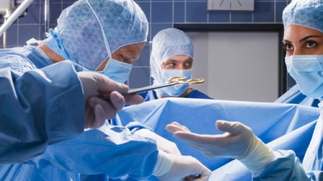 Equipe medica in sala operatoria