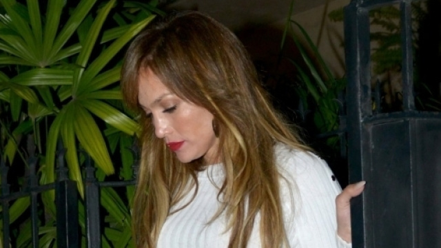 Jennifer Lopez all'uscita di un ristorante a Miami (Credits: Hot Celebs Home)