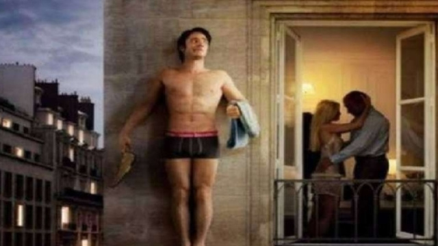 L'amante nudo sul cornicione: il video spopola