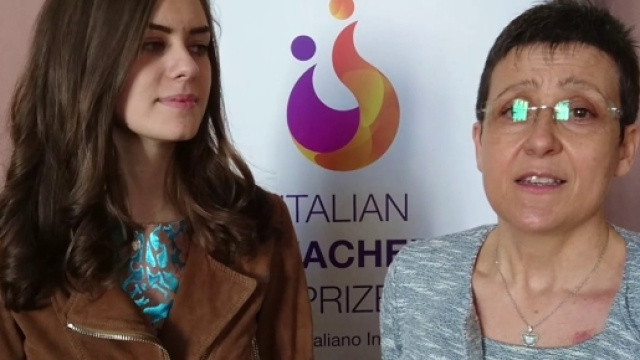 La professoressa pi&ugrave; brava d'Italia alla premiazione con l'ex alunna che l'ha candidata