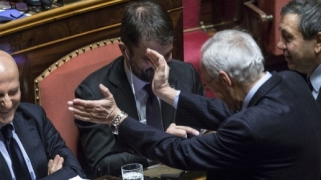 Minzolini festeggiato in aula dai colleghi senatori dopo il voto favorevole