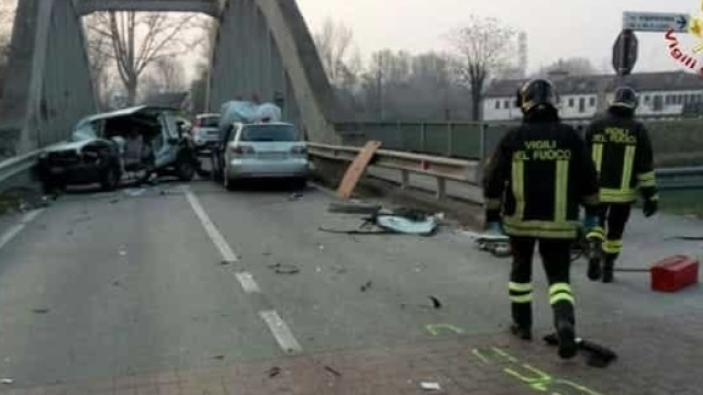 Si sfila asta metallica dal camion dell'immondizia: un morto