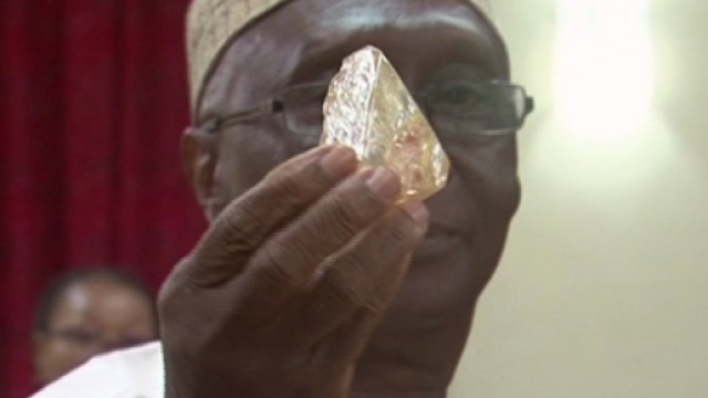 Sierra Leone, il diamante da 706 carati trovato da un pastore cattolico