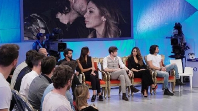 Uomini e donne: Luca e Giulia si baciano