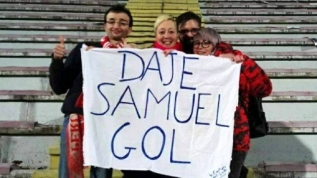 Lo striscione porta fortuna al bomber Samuel Di Carmine. Nasce il "DI CARMINE FANS TEAM".