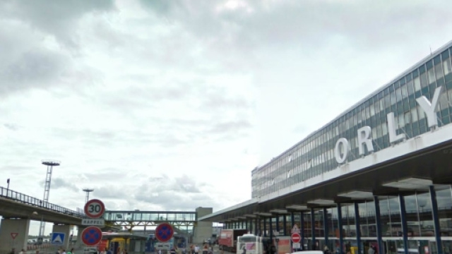 Orly, ruba arma a un militare e viene ucciso dalla Polizia