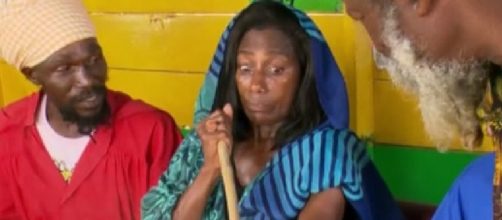 Gl&oacute;ria Maria fala para Ana Maria Braga como foi a experi&ecirc;ncia de fumar maconha (Foto: Reprodu&ccedil;&atilde;o/V&iacute;deo)