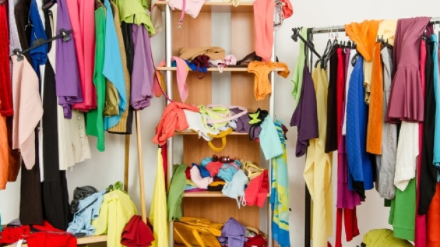 Abbandonare abiti troppo presto: una pessima abitudine per l'ambiente.