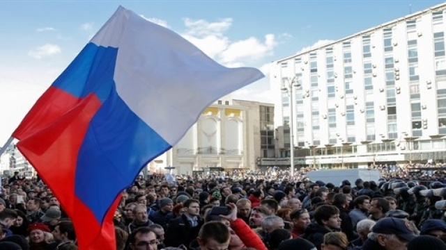 Folla di manifestanti contro la corruzione a Mosca