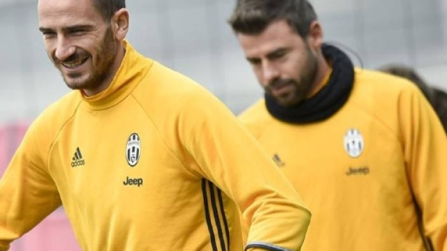 Juve-Napoli, Bonucci e Barzagli si allenano cos&igrave; - Video Gazzetta.it - gazzetta.it