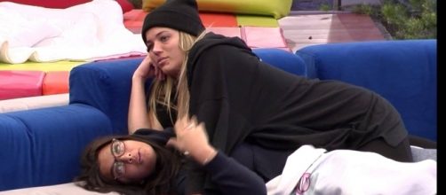 Alyson y Elettra viven momentos de cercan&iacute;a