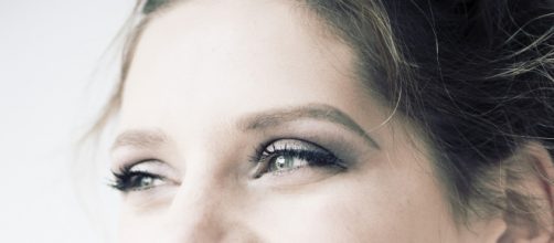 Happy woman (photo by Mark_Mook_Fotografie on Pixabay)