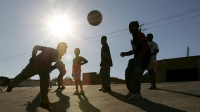 A monza ragazzi multati perch&egrave; giocano a calcio in piazza - fonte immagine: savonacampuspress.it