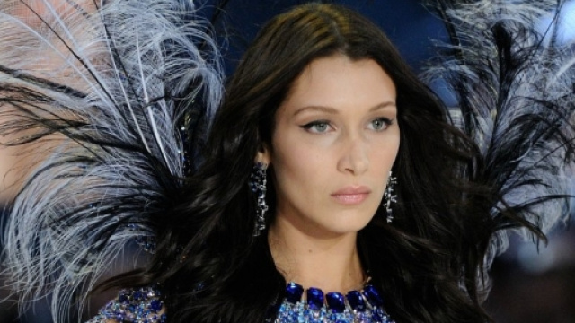 Bella Hadid lors du d&eacute;fil&eacute; Victoria's Secret &agrave; Paris