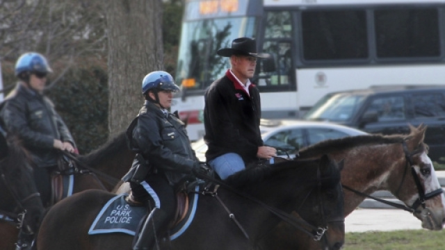 Cappello da cowboy a larghe falde, il neo ministro degli Interni Usa, Ryan Zinke inizia il mandato arrivando a lavoro a cavallo. Foto: Twitter.